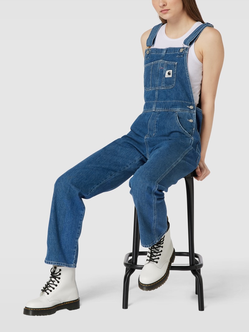 Latzhose mit Label-Patch in jeans