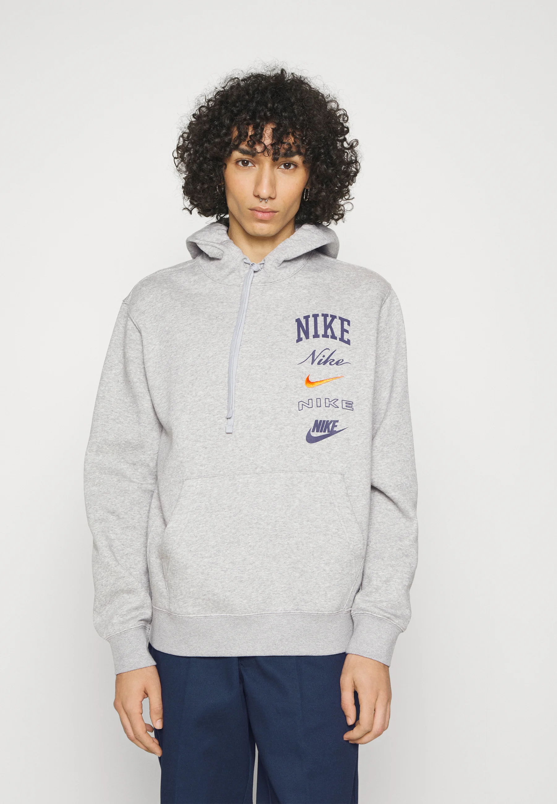 Nike Sportswear CLUB STACK - Sudadera con capucha