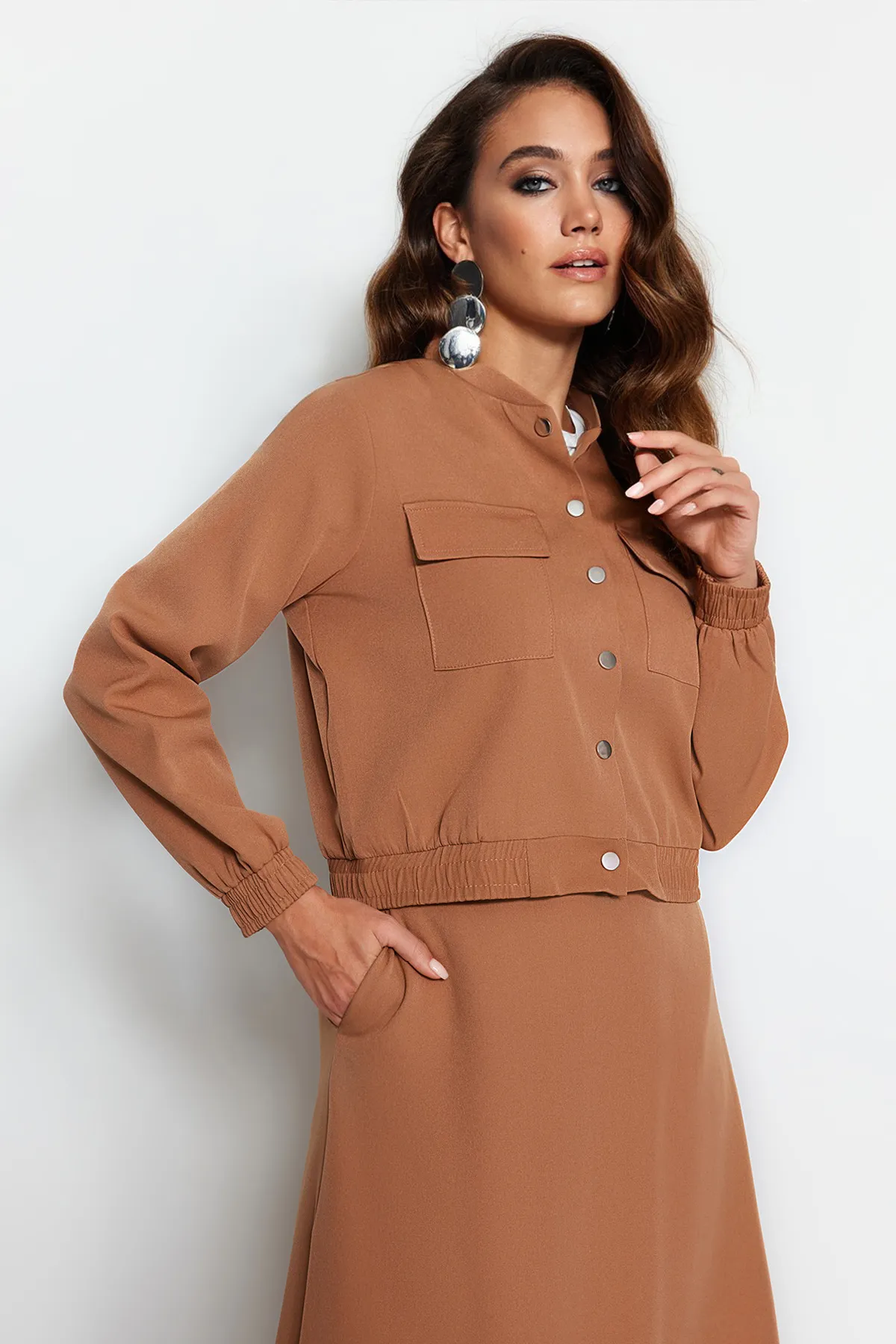 Trendyol Modest  Kamelfarbenes Set aus Bomberjacke und Rock aus gewebtem Stoff mit Ober- und Unterteil TCTAW24US00078