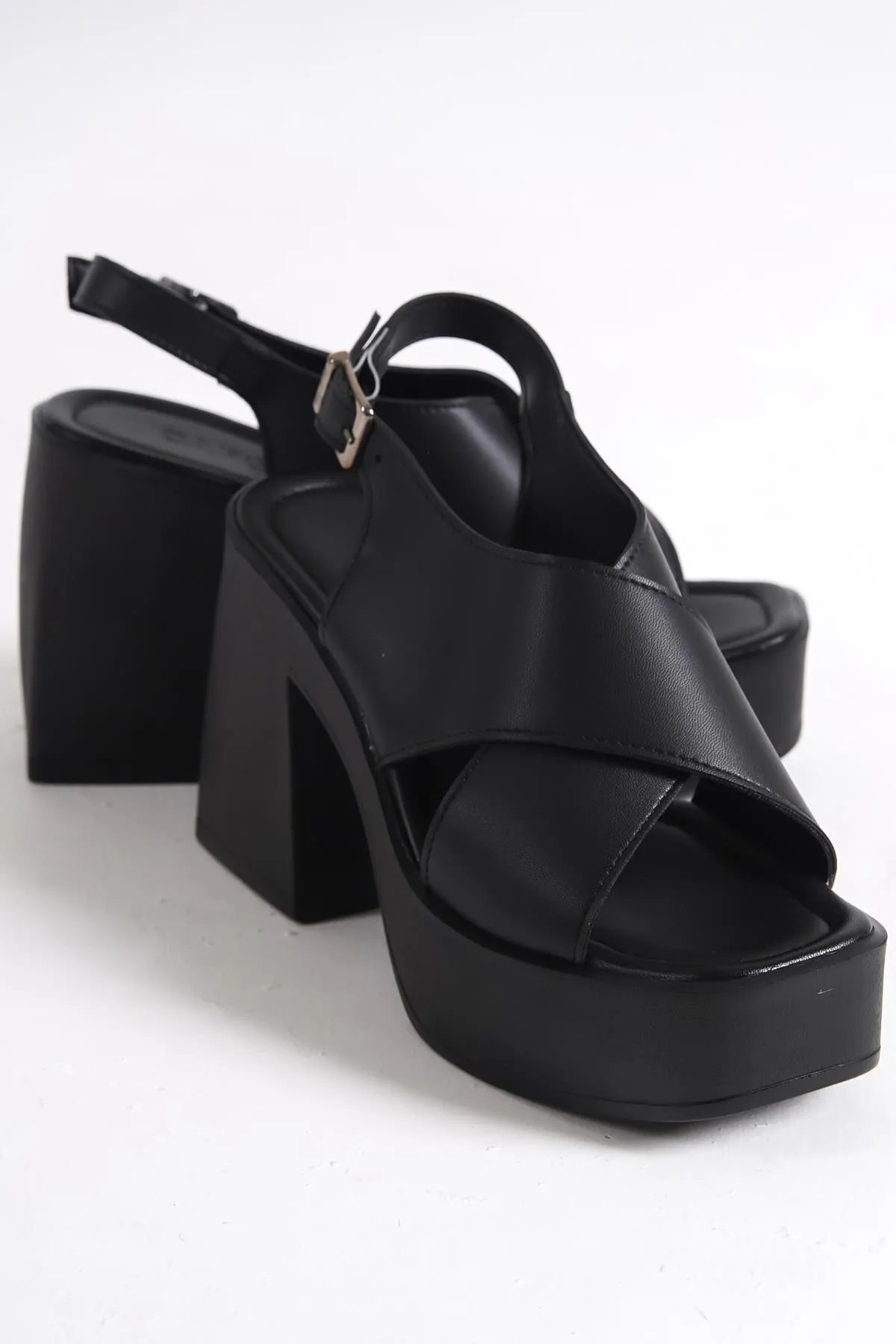 Capone Outfitters  Capone Blunt Toe Cross Wide Strap Plateau-Absatz-Sandalen für Damen in Schwarz
