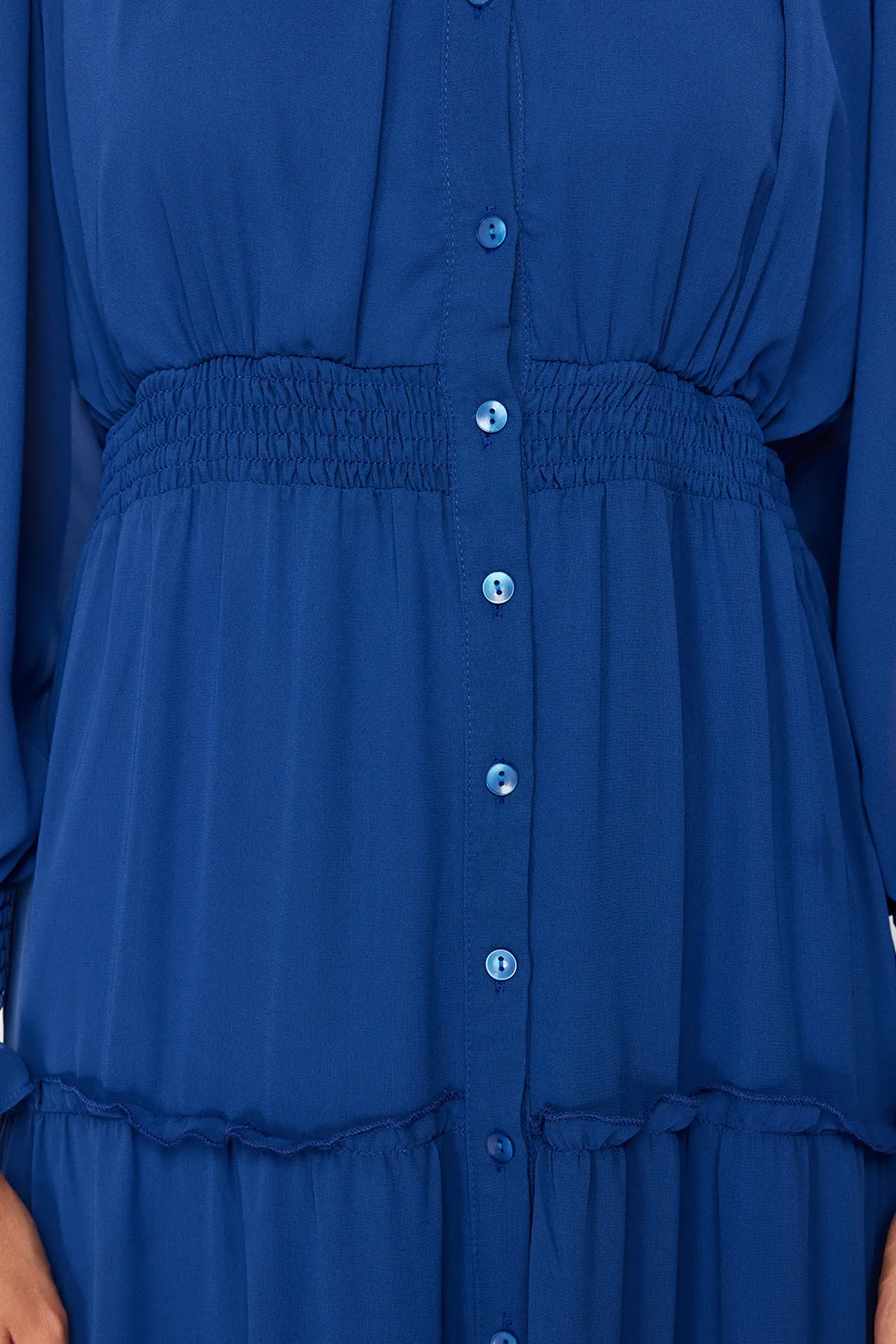 Trendyol Modest  Gefüttertes, gewebtes Chiffon-Hemdkleid mit Indigo-Ärmeln und Gipe-Detail an der Taille TCTSS24EB00046
