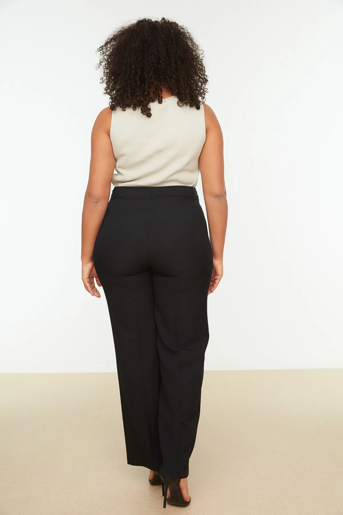 Trendyol Curve  Schwarze Hose mit hoher Taille und gerippten Nähten im spanischen Webstil TBBSS22PL0301