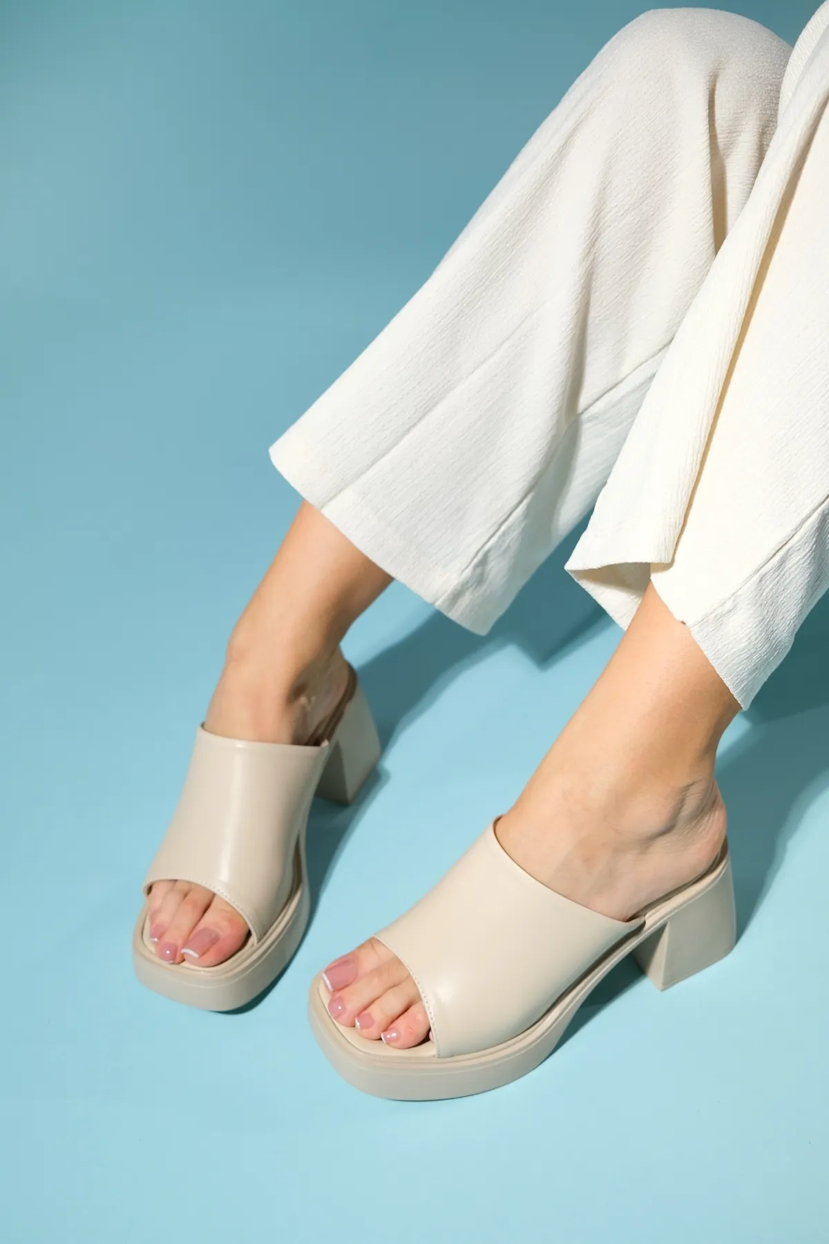 LuviShoes  ARVEL Beige Skin Damen-Slipper mit Plateauabsatz
