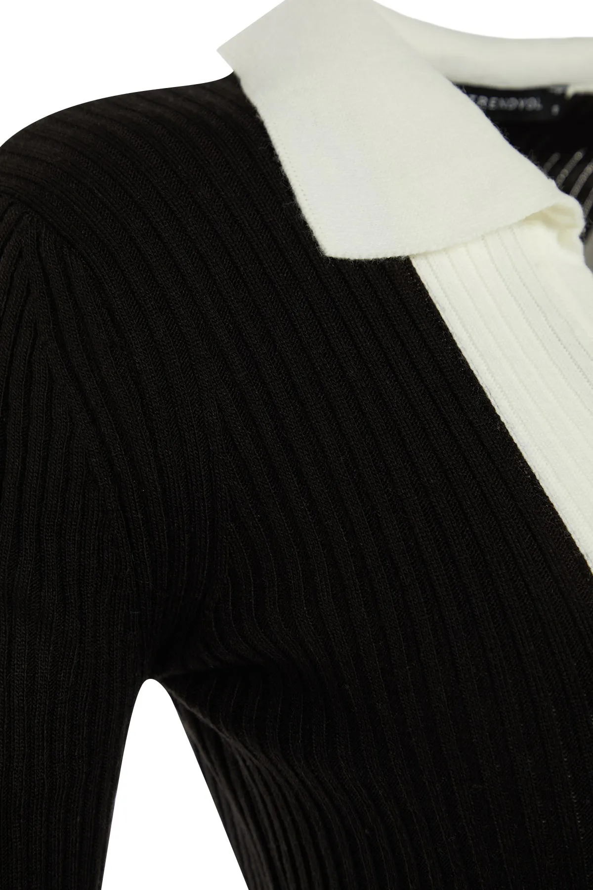 Trendyol Collection  Schwarzes Midi-Strickkleid mit Farbblockmuster TWOAW23EL00024