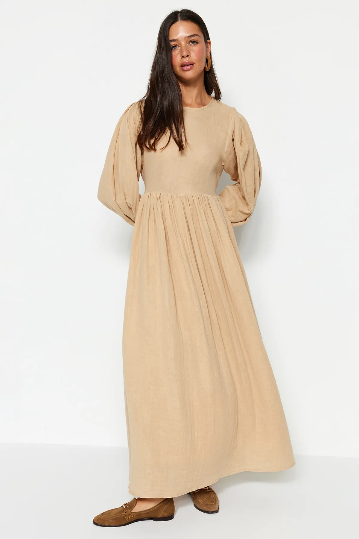 Trendyol Modest  Nerzfarbenes Kleid aus 100 % gewebtem Musselin mit Gürtel und bequemer Passform, gefüttert, TCTSS23EB00048