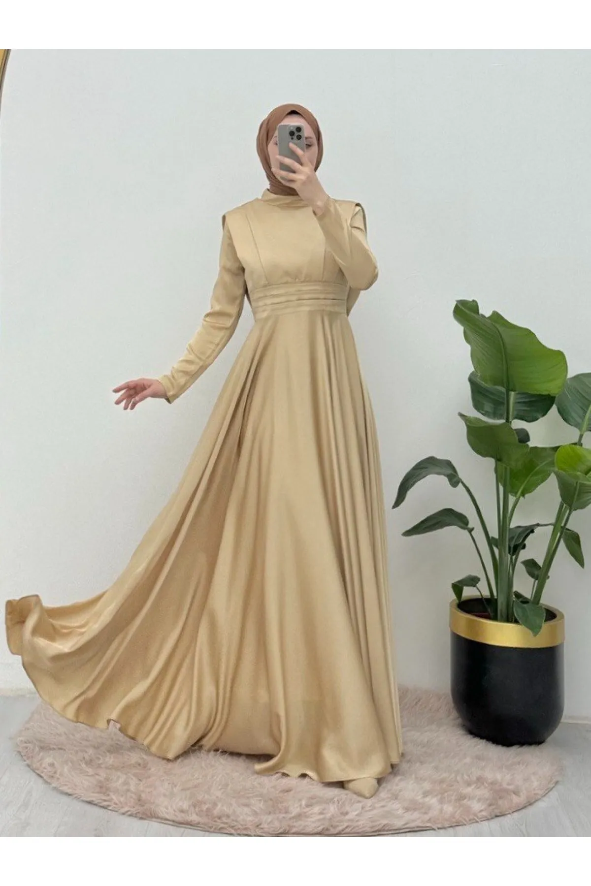 Modamorfo  Doppellagiges Satin-Abendkleid mit Falten an der Taille und an der Vorderseite