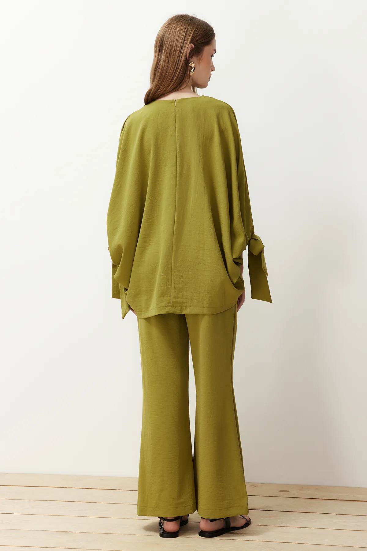 Trendyol Modest  Grünes gewebtes Aerobin-Tunika-Hosen-Set mit Fledermausärmeln TCTSS23US00043