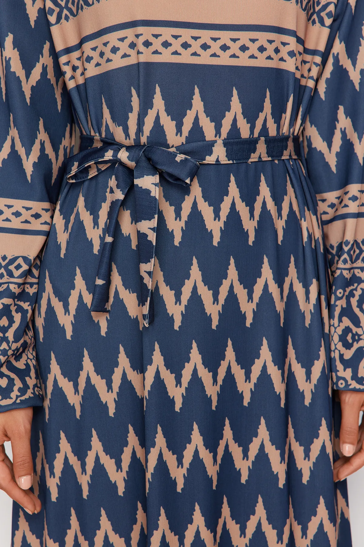 Trendyol Modest  Marineblaues gemustertes Kleid aus Viskosegewebe mit Gürtel TCTSS24EB00258