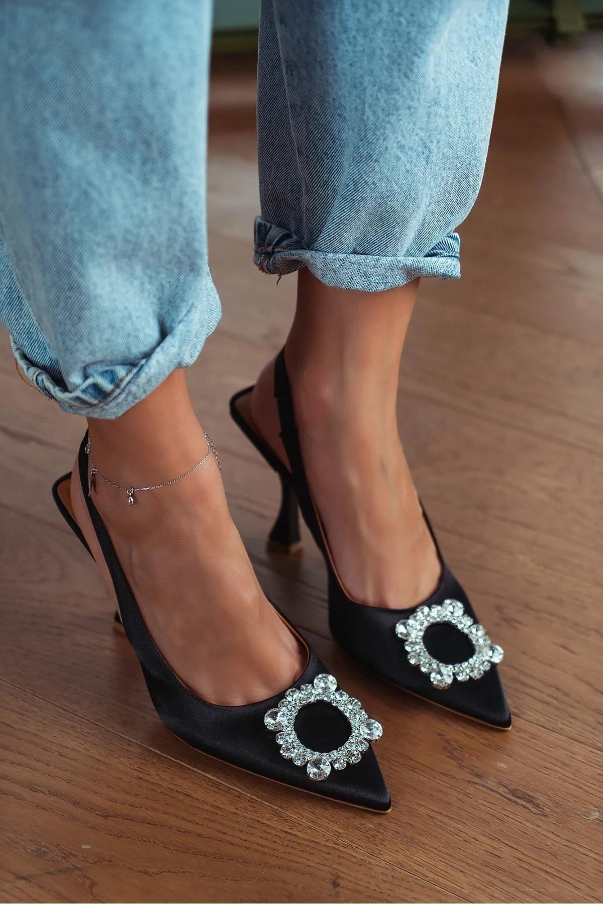 NİŞANTAŞI SHOES  Amara Damen-Schuhe mit Absatz und schwarzen Satin-Steindetails