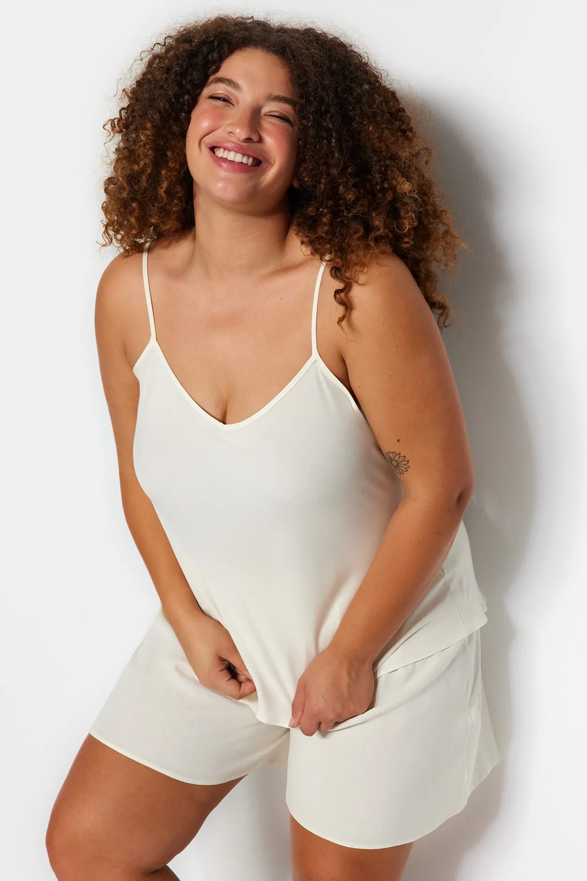 Trendyol Curve  Ecrufarbenes Pyjama-Set aus gewebter Viskose mit Trägern TBBSS23AI00021