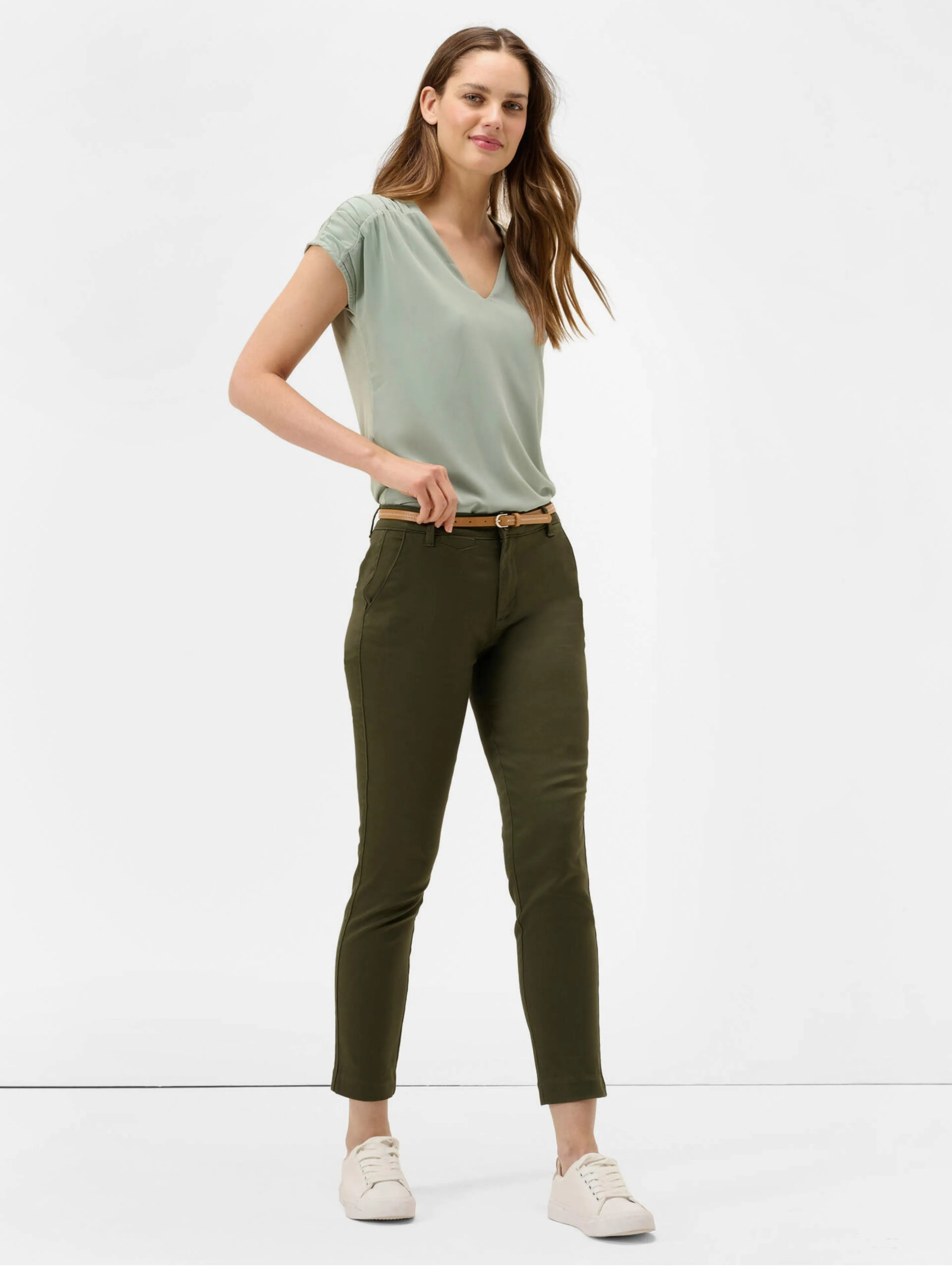 Khakifarbene abgeschnittene Chino Hose mit Gürtel ORSAY