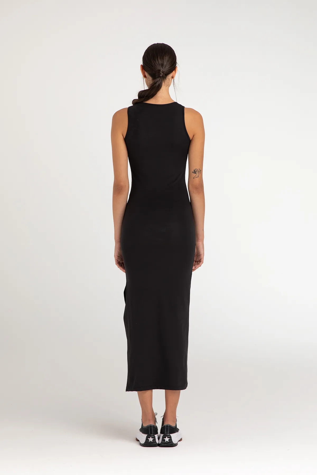 SHEISMONO  Soft-Touch-Schlitz-detailliertes ärmelloses Kleid in Schwarz