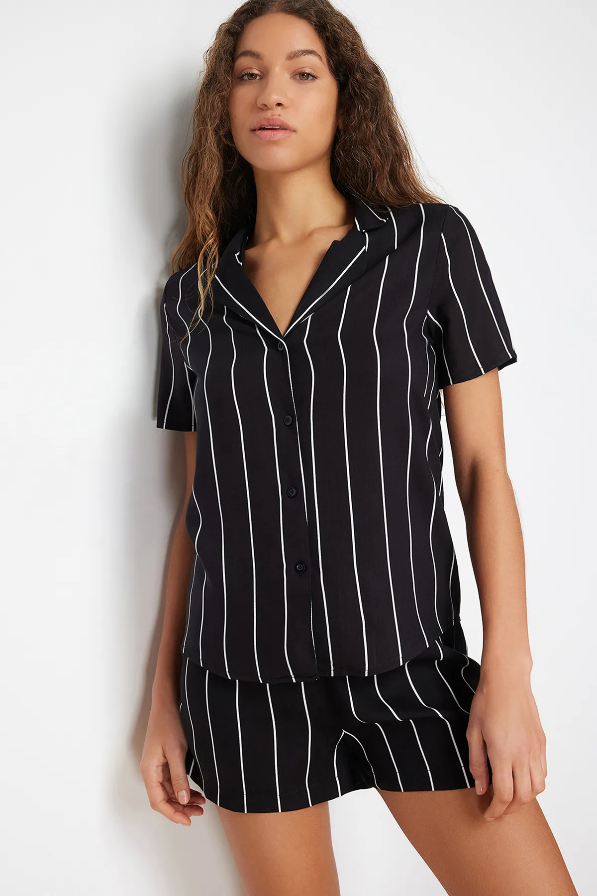 Trendyol Collection  Schwarz gestreiftes Viskose-Pyjama-Set THMSS24PT00012
