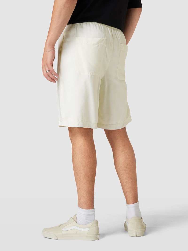 Shorts aus Viskose mit Allover-Muster in offwhite