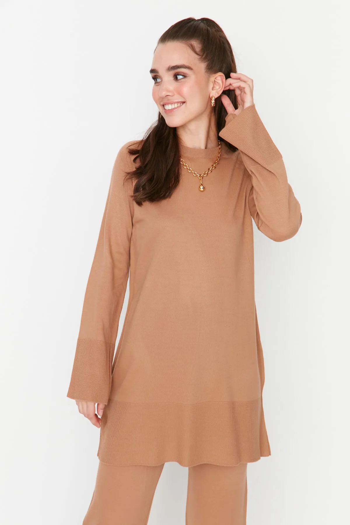 Trendyol Modest  Kamelfarbenes Strickset aus Pullover und Hose mit Schlitzdetail TCTAW23US00045