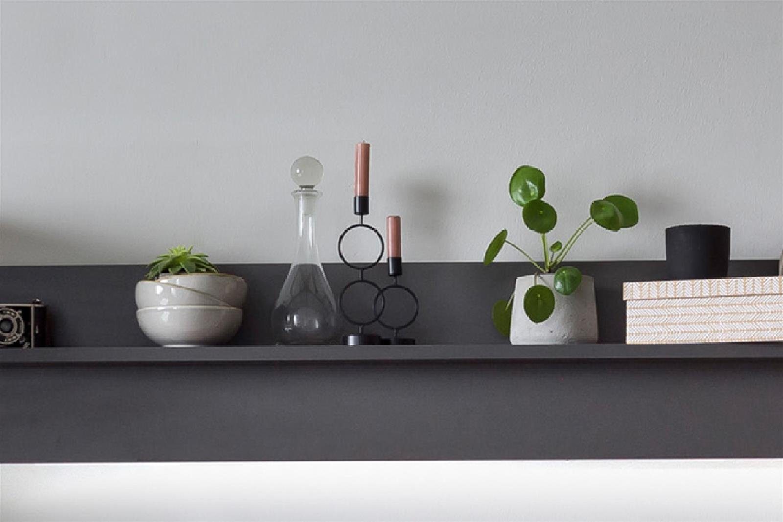 möbelando Wohnwand Flori, Moderne Wohnwand, Front aus MDF in Artisan-Eiche / Anthrazit mit Glasabsetzung, Korpus aus melaminharzbeschichteter Spanplatte in Anthrazit / Artisan-Eiche, mit 1 TV-Lowboard, 1 Wandboard, 2 Vitrinen, mit 4 Türen, 4 Schubkäs