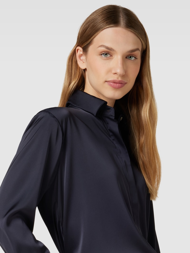 Bluse in Satin-Optik mit verdeckter Knopfleiste in marineblau