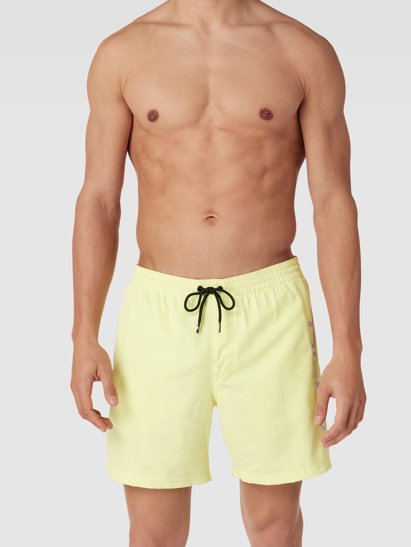 Badehose mit Label-Print Modell 'Cali' in neon gelb