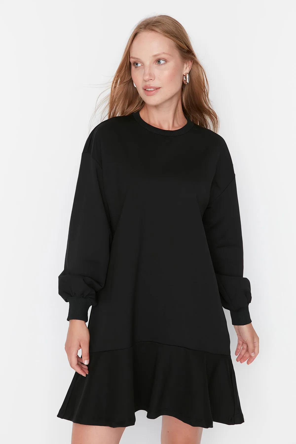 Trendyol Collection  Schwarzes Mini-Strickkleid mit Volantsaum TWOAW23EL00699