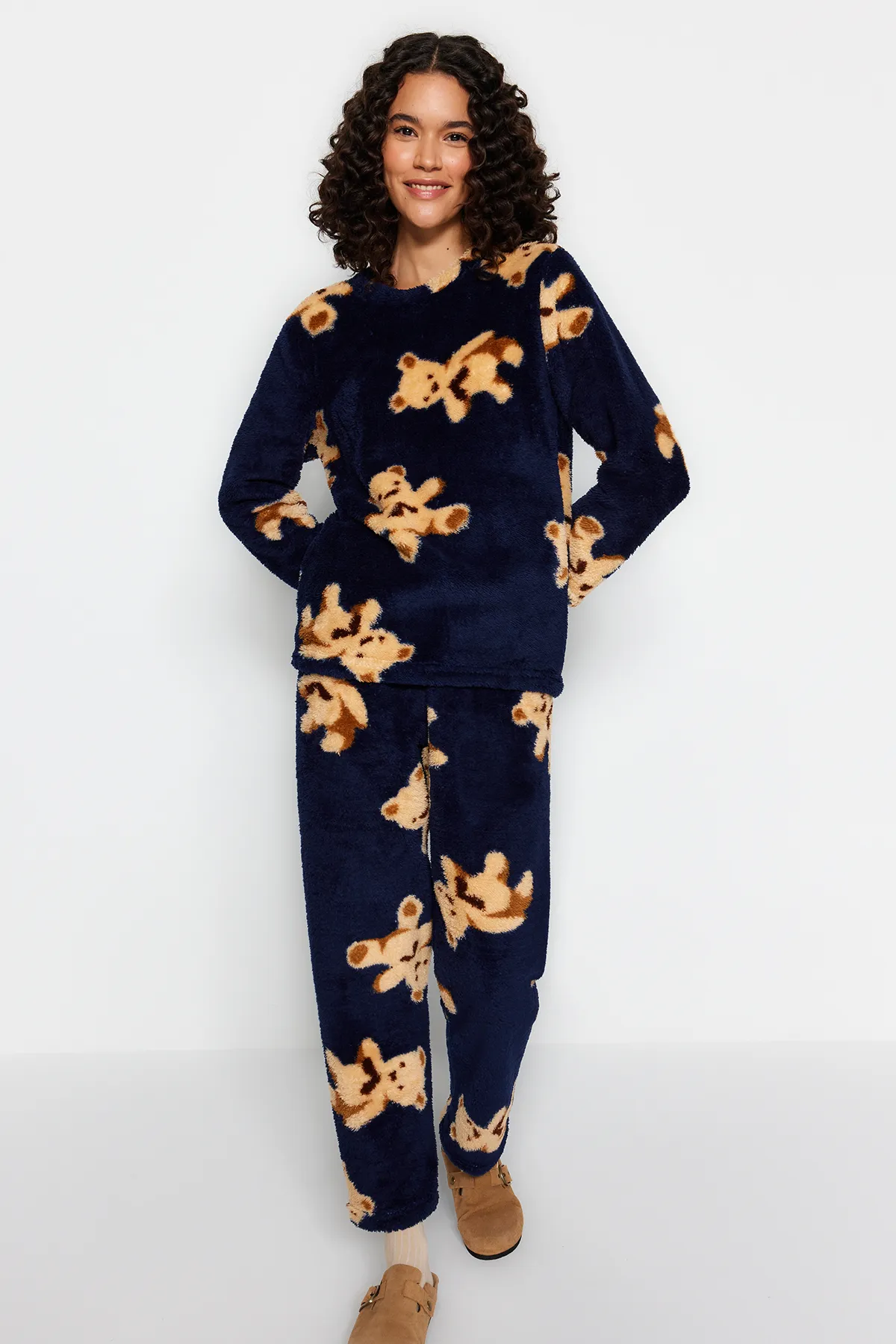 Trendyol Collection  Marineblaues Pyjama-Set aus T-Shirt und Hose mit Teddybär-Muster aus Wellsoft-Strick THMAW24PT00263