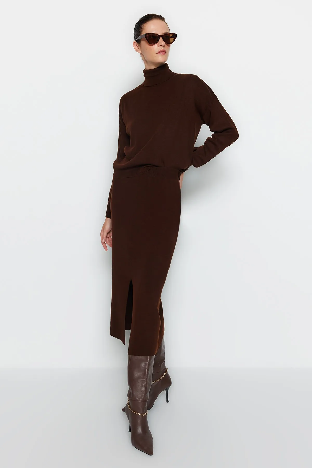 Trendyol Collection  Braunes Rollkragen-Strickoberteil und -Unterteil-Set TWOAW24AU00035