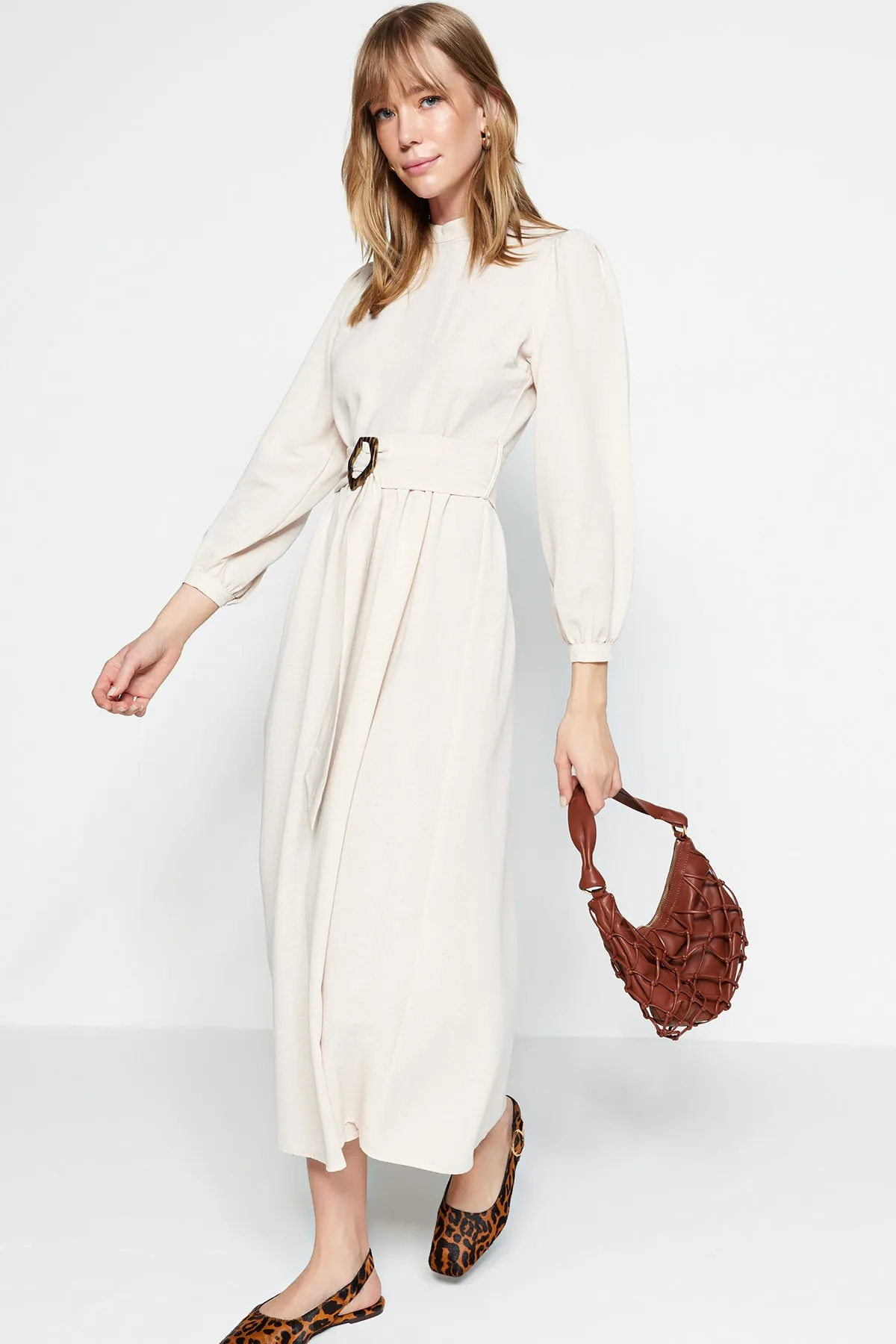 Trendyol Modest  Ecrufarbenes, gewebtes Kleid in Leinenoptik mit Gürtel und Stehkragen TCTSS23EB00018