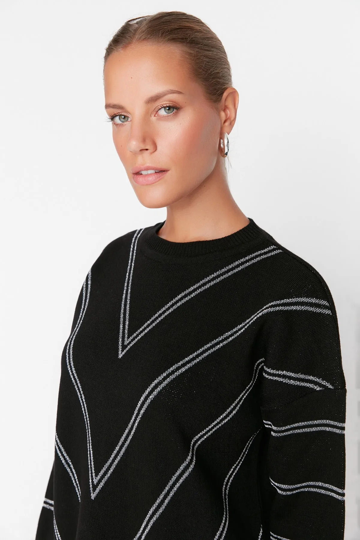 Trendyol Modest  Schwarzer langer Strickpullover aus Lurex TCTAW22AK0129