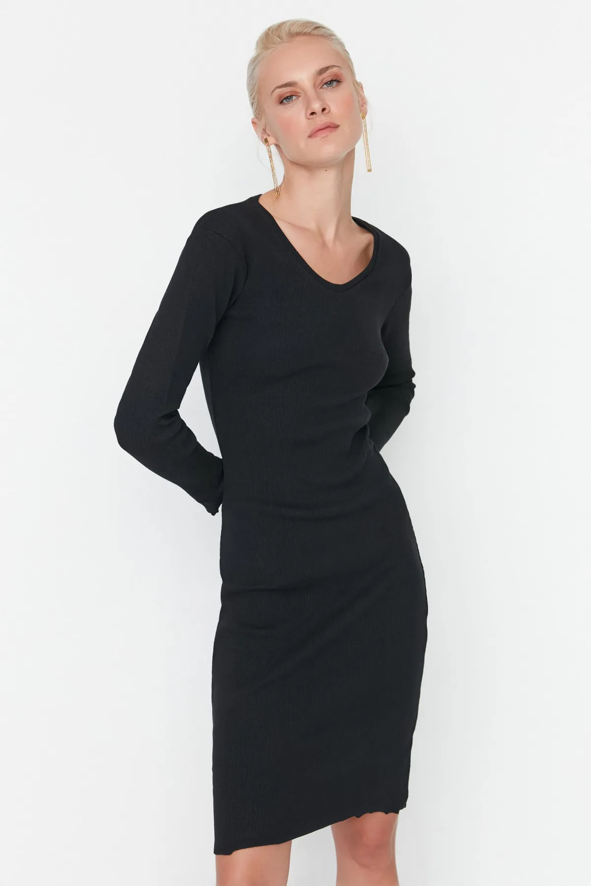 Trendyol Collection  Schwarzes Baby-Overlock-detailliertes, figurbetontes Midi-Strickkleid TWOAW23EL00050