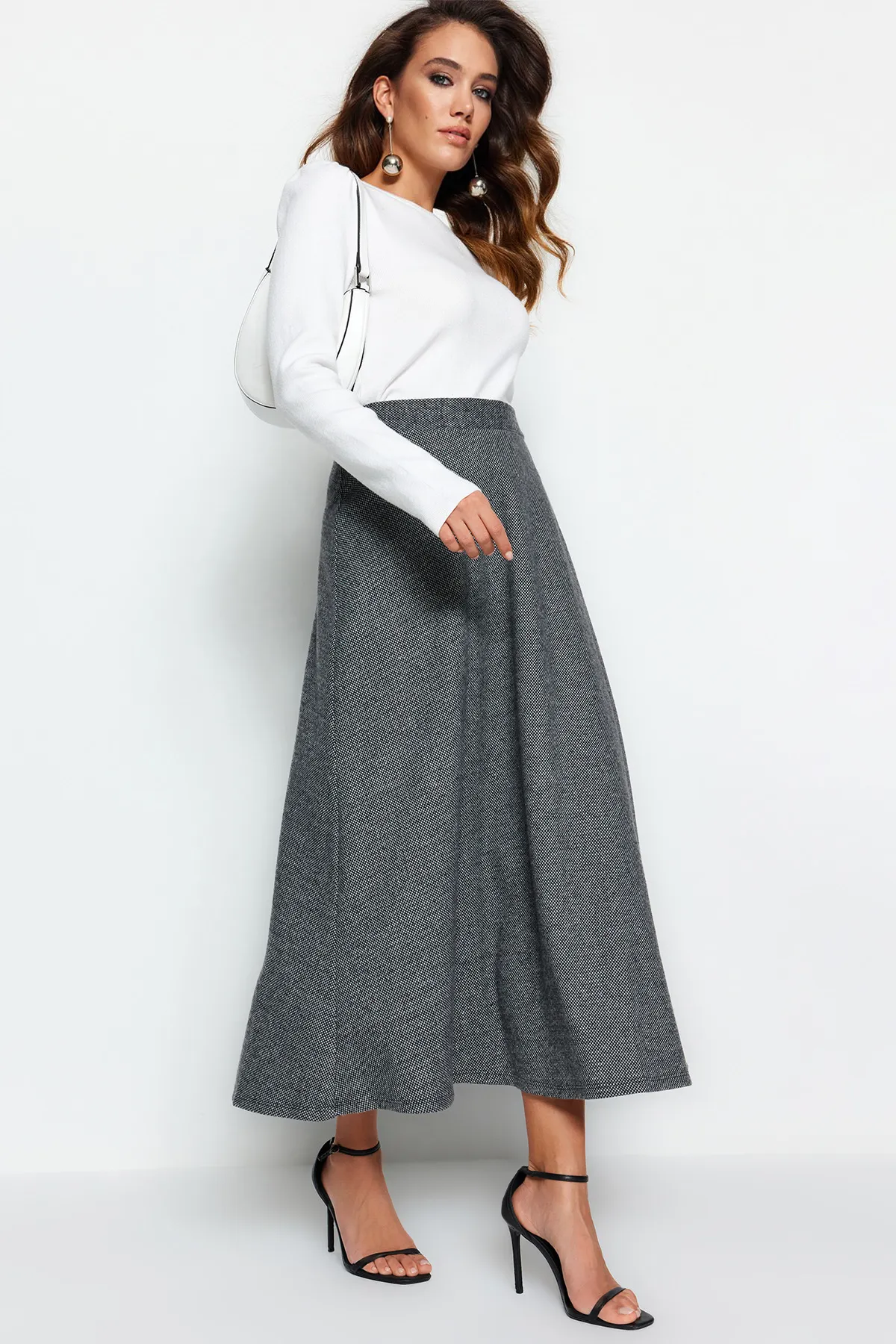 Trendyol Modest  Grauer A-Linien-Strickrock mit hoher Taille und Knopfverschluss TCTAW23EE00052