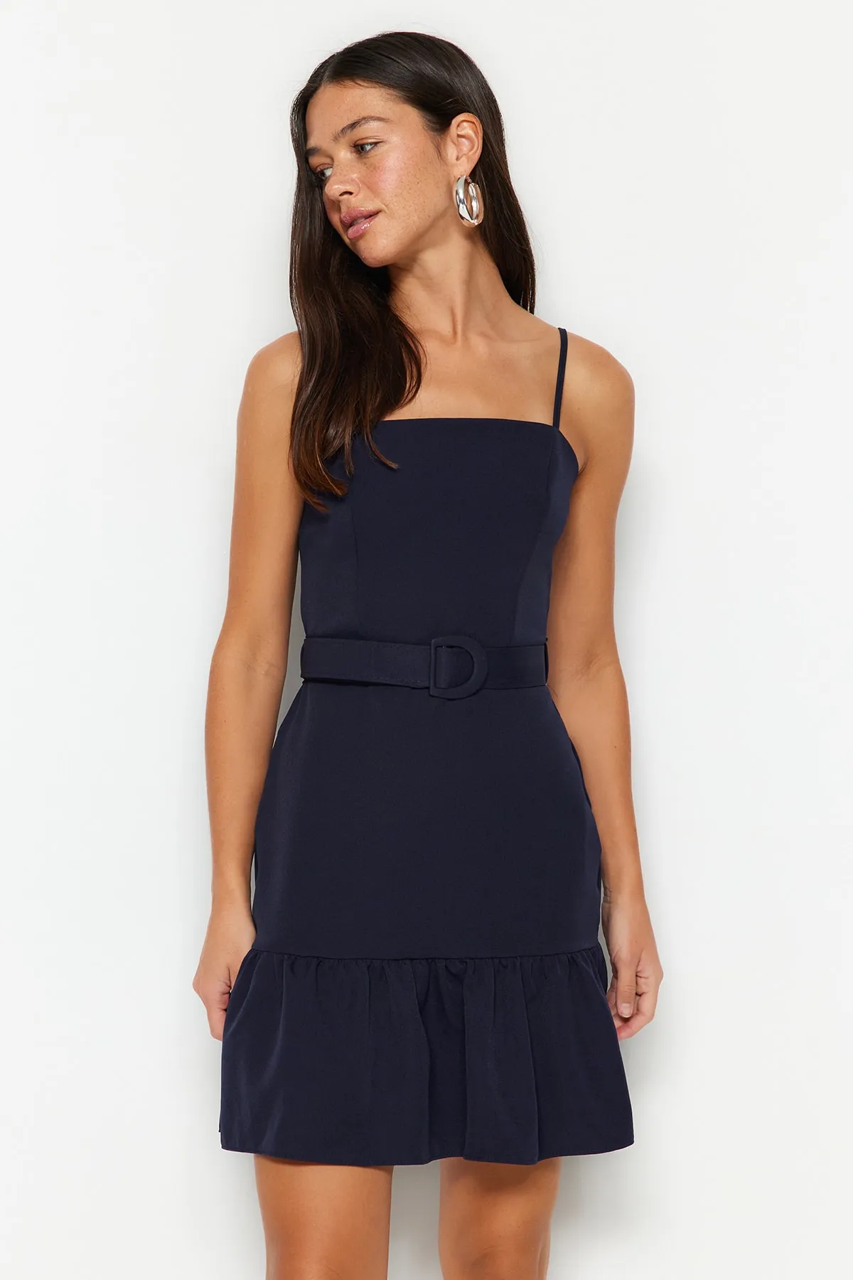 Trendyol Collection  Marineblaues Kleid mit gewebten Trägern und Gürtel TWOSS23EL02033