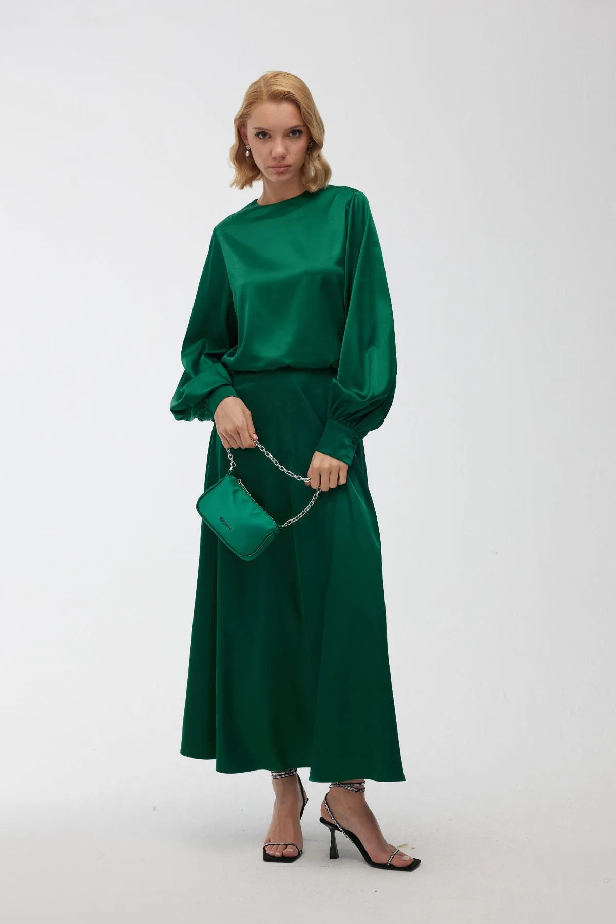 Manuka  Satin-Abendkleid, ausgestellter Rock, Smaragdgrün