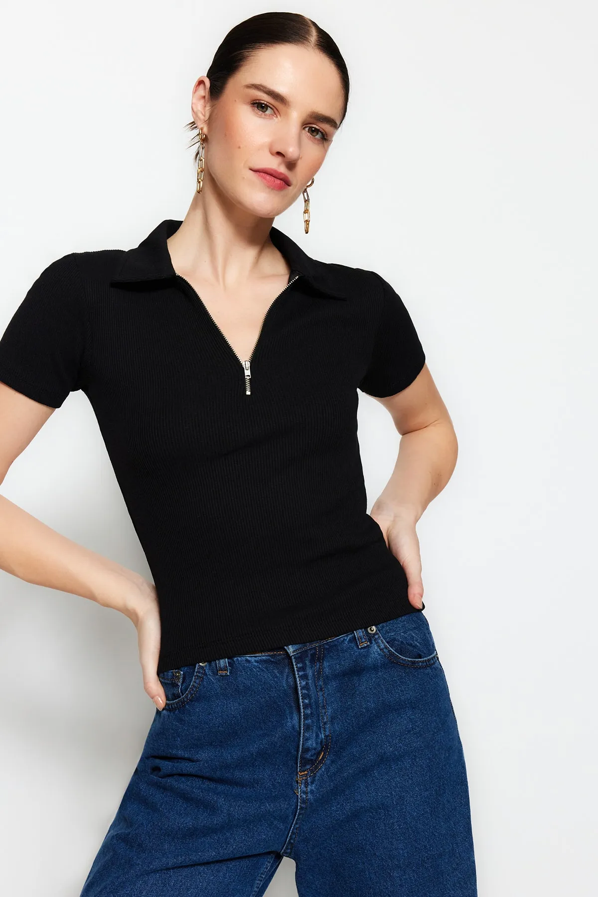Trendyol Collection  Schwarze, eng anliegende, gerippte, dehnbare Strickbluse mit Reißverschluss und Polokragen TWOSS23BZ00496