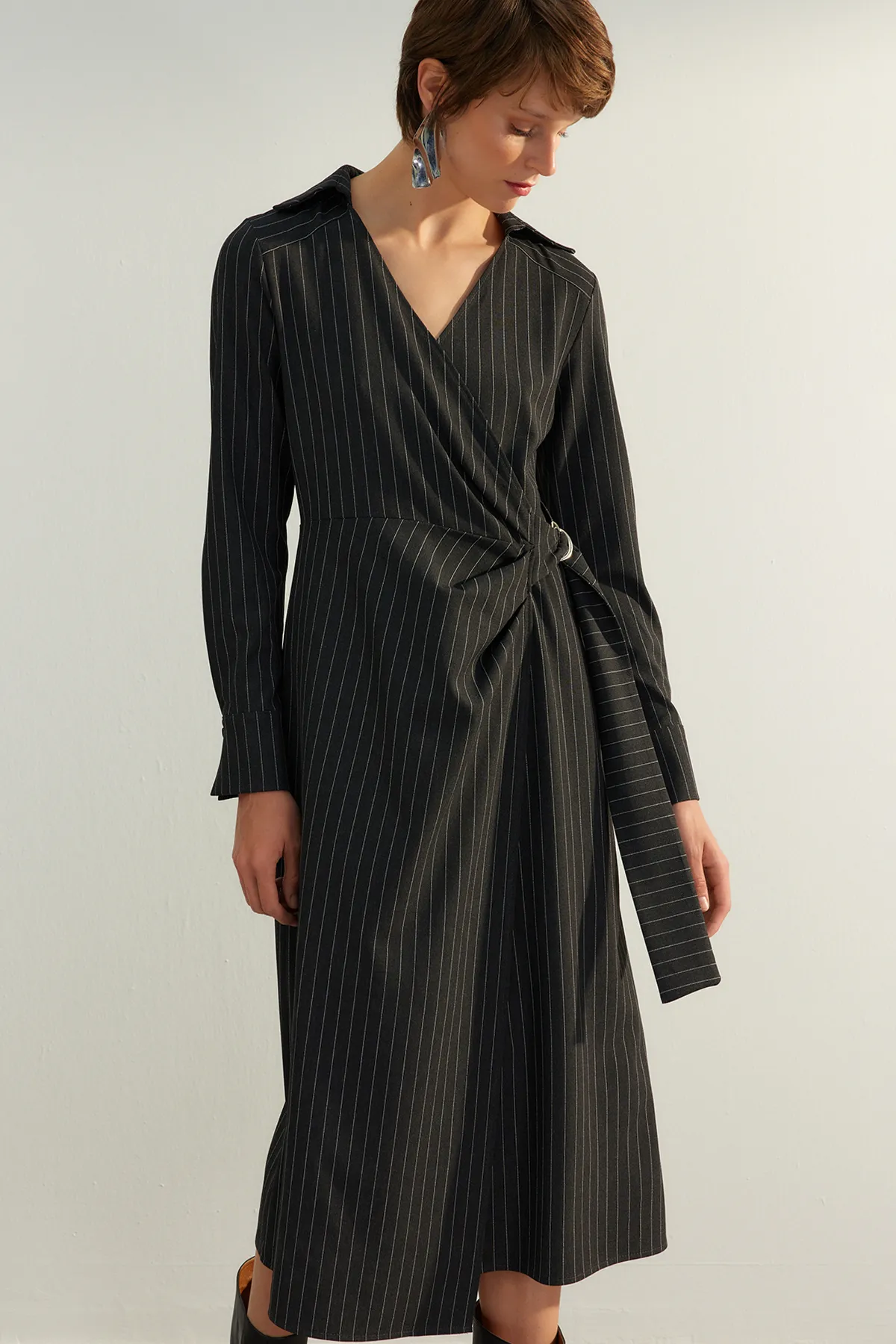 Trendyol Collection  Schwarzes gerade geschnittenes Midi-Kleid mit zweireihigem Verschluss, gestreiftes Kleid, gewebtes Kleid TWOAW24EL00239