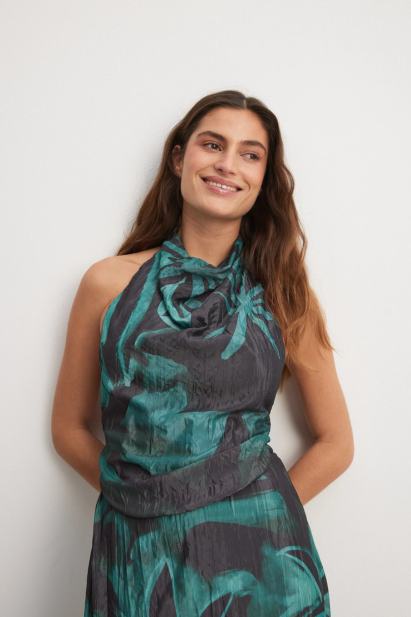 Neckholder-Top in Knitter-Optik mit offenem Rücken