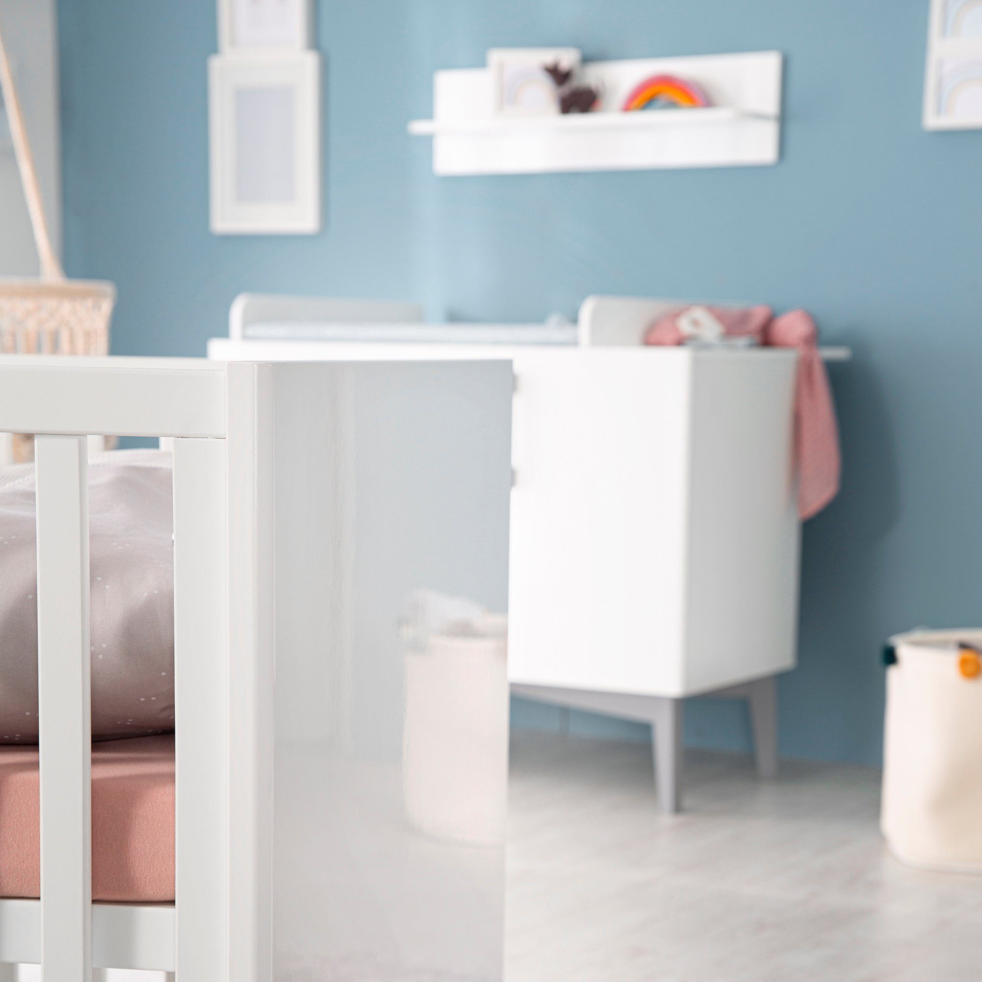 roba® Babyzimmer-Komplettset Mika, (Set, 3-St., Kombi-Kinderbett, Kleiderschrank, Wickelkommode), mit grauen Füßen im Retro Look