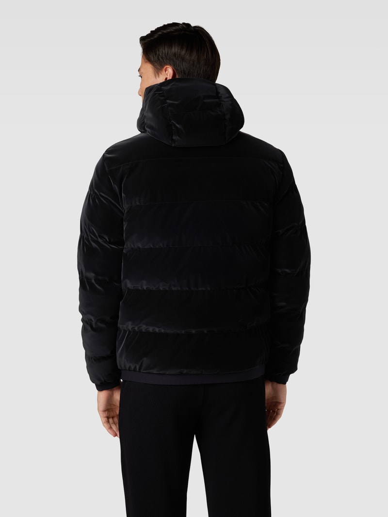Steppjacke mit Label-Patch in schwarz
