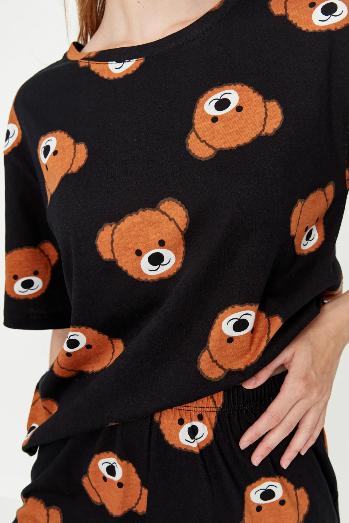 Trendyol Collection  Schwarzes Strick-Pyjama-Set aus 100 % Baumwolle mit Teddybär-Muster, T-Shirt und Hose THMSS21PT0195