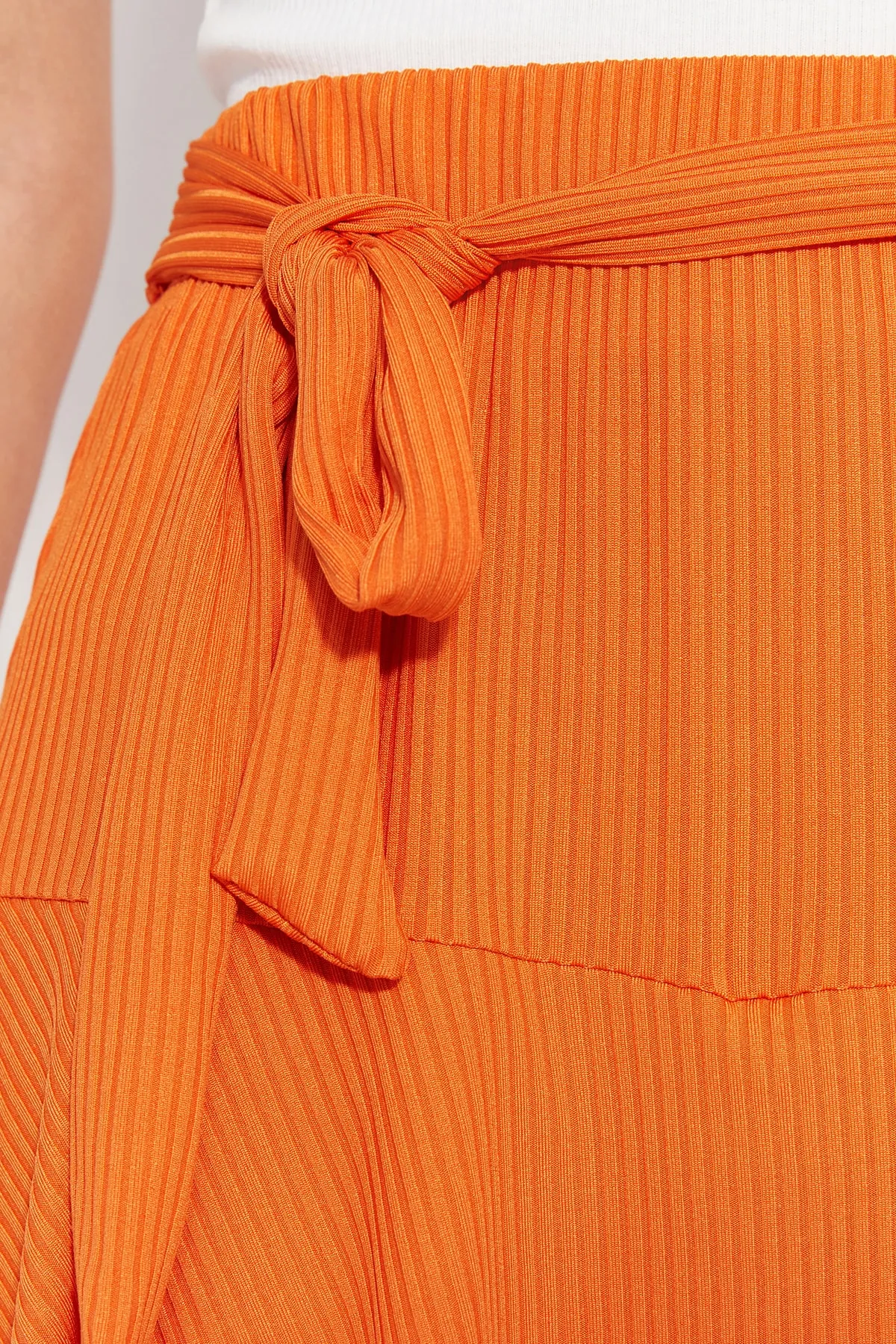 Trendyol Collection  Orangefarbene Mini-Strickshorts in Rockoptik mit hoher Taille TWOSS21SR0621
