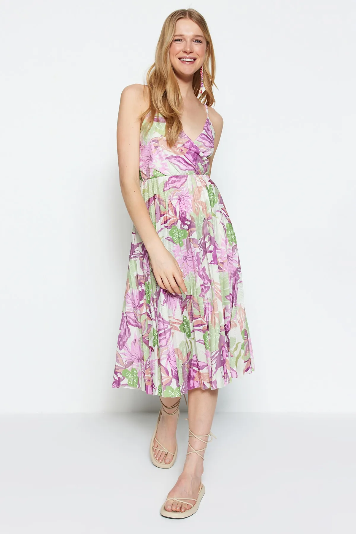 Trendyol Collection  Fliederfarbenes, floral gemustertes Midi-Kleid mit offener Taille/Skater, zweireihig, plissiert, flexibles Strickkleid TWOSS20EL2729