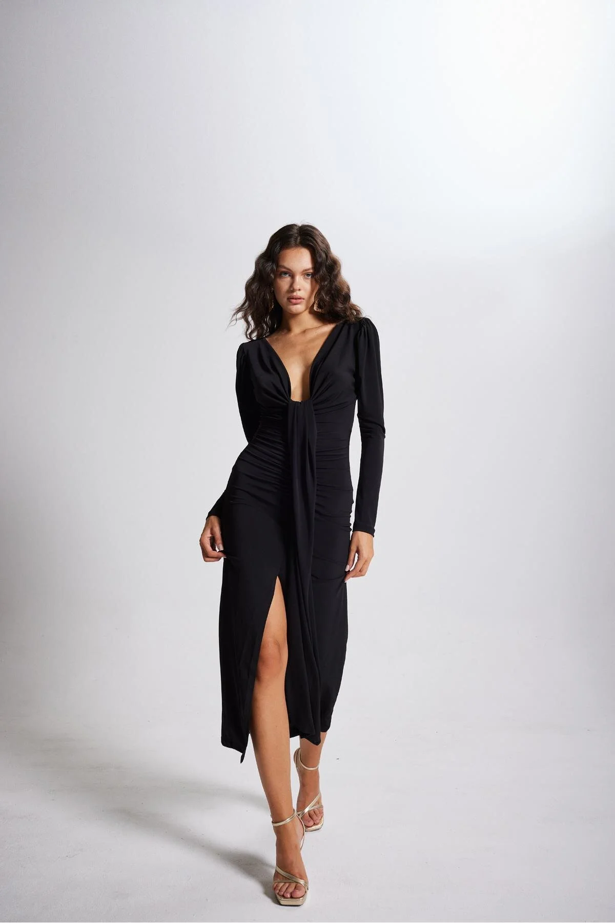 HOLLY LOLLY  Maxi-Moonlight-Kleid mit V-Ausschnitt und Wassermelonenärmeln in Schwarz