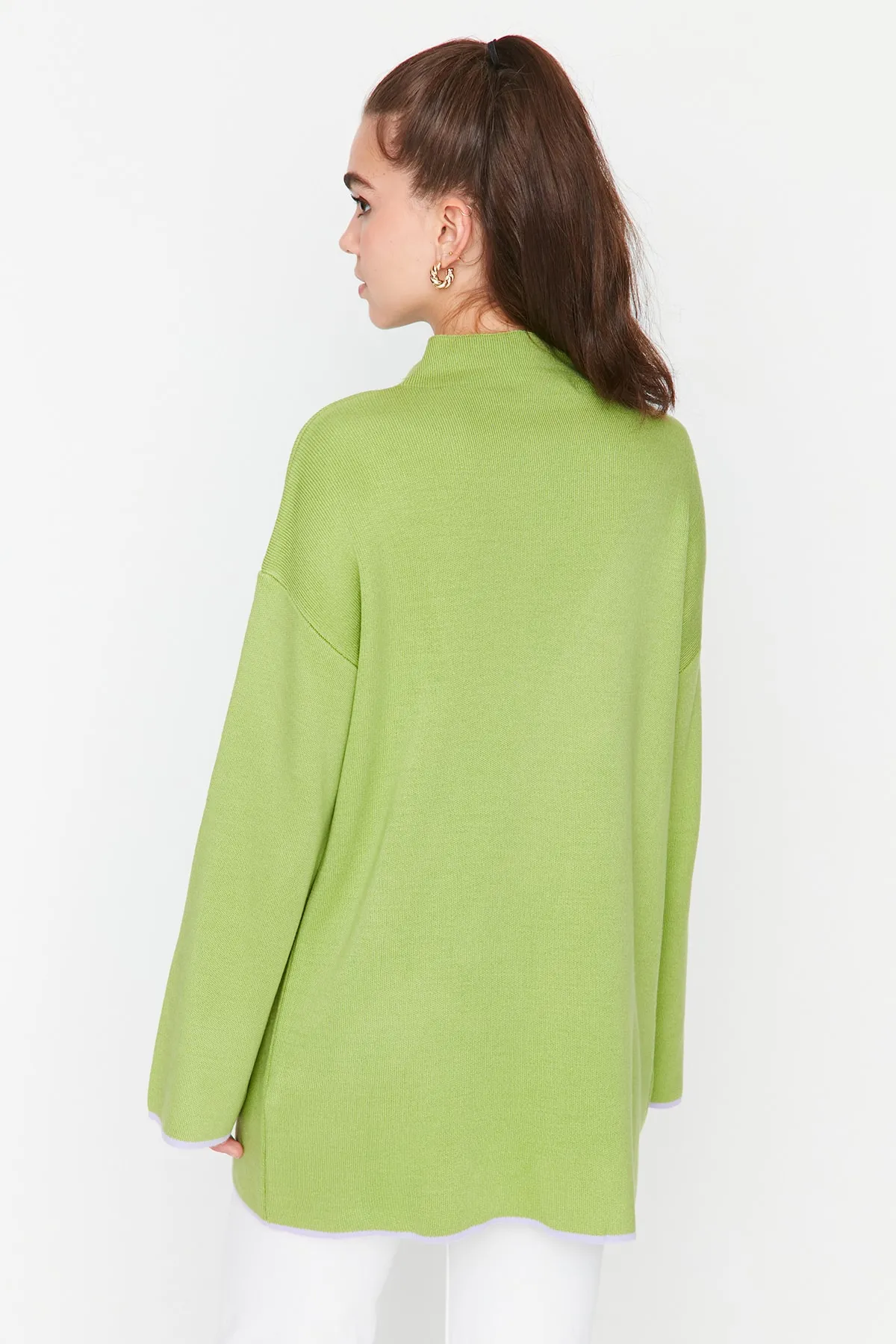 Trendyol Modest  Grüner Strickpullover mit Stehkragen und spanischen Ärmeln TCTAW23AK00002