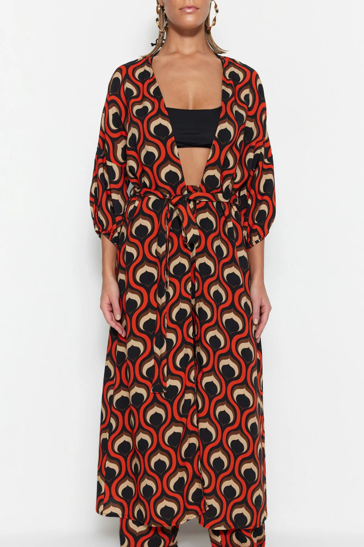Trendyol Collection  Gewebter Maxi-Kimono und Kaftan mit geometrischem Muster, Gürtel und Ballonärmeln TBESS23KM00046