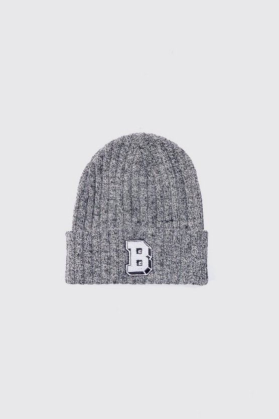 Gerippte Beanie mit B-Aufnäher
