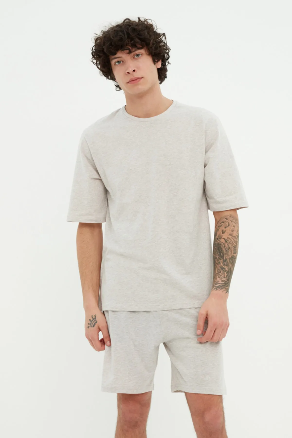 Trendyol Collection  Graues gestricktes Unisex-Pyjama-Set mit T-Shirt-Shorts und Slogan-Aufdruck aus 100 % Baumwolle THMSS22PT0694