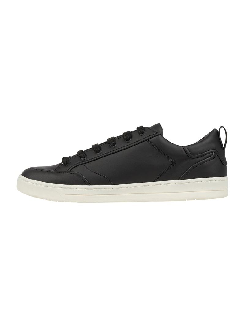 Sneaker in Leder-Optik in schwarz