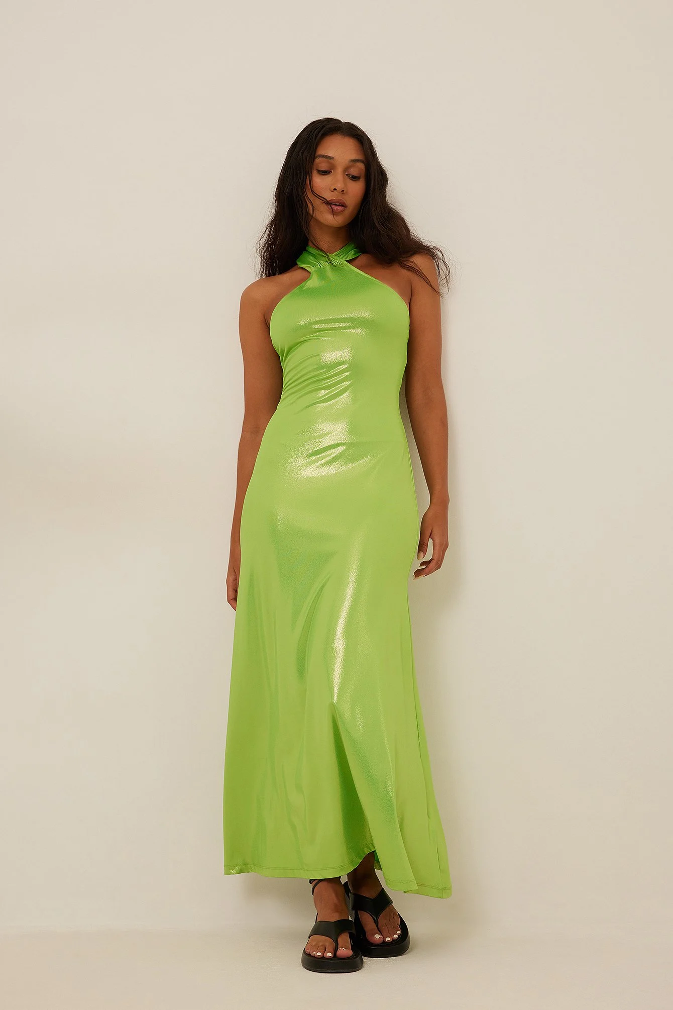 Glänzendes Crossover-Maxikleid