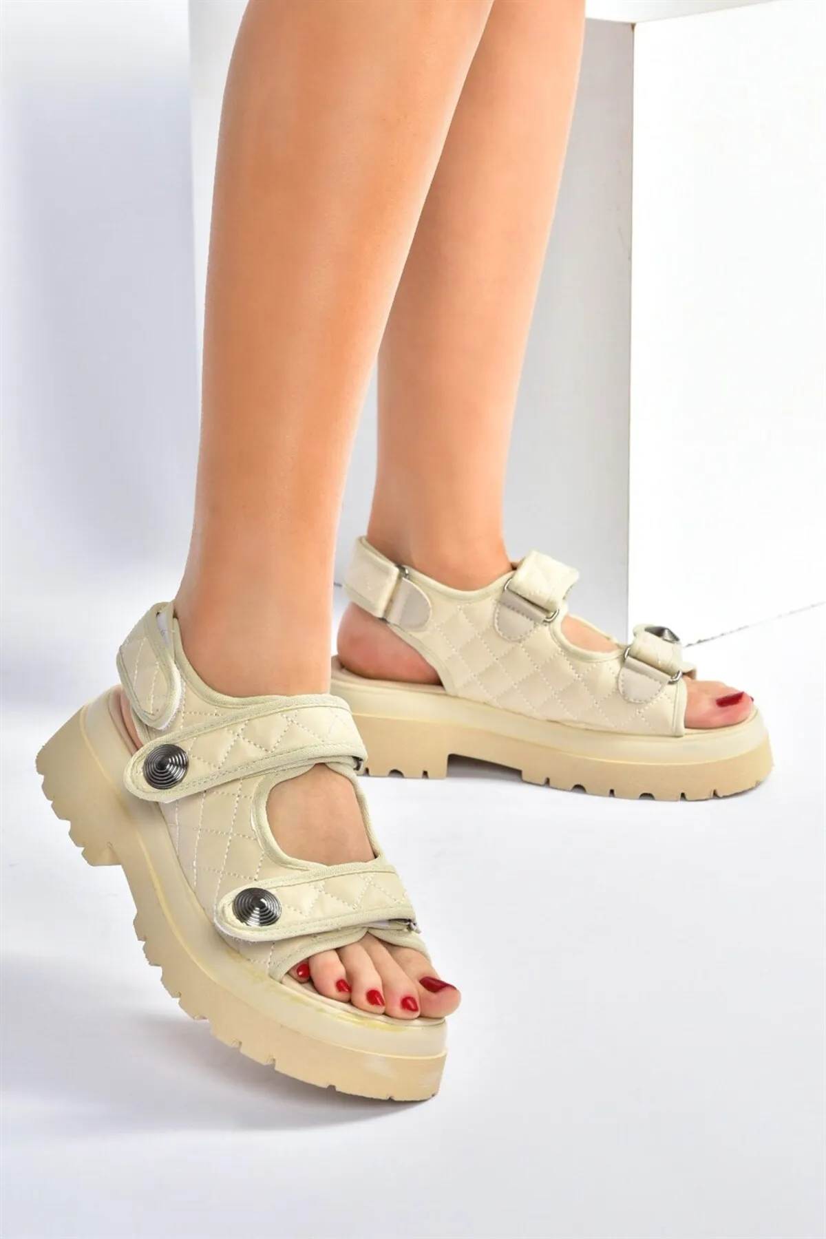Fox Shoes  Beige Damensandalen mit hoher Sohle M267222009