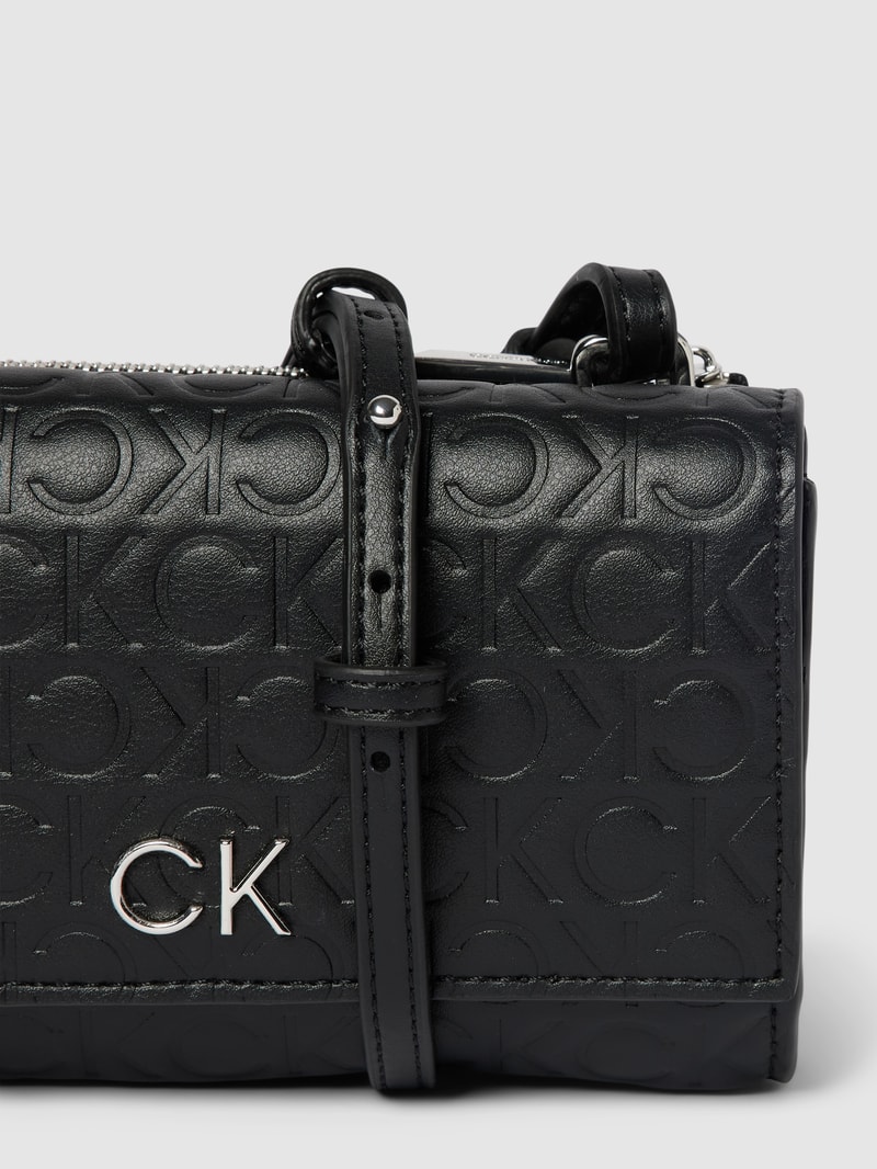 Clutch mit Allover-Label-Prägung in schwarz