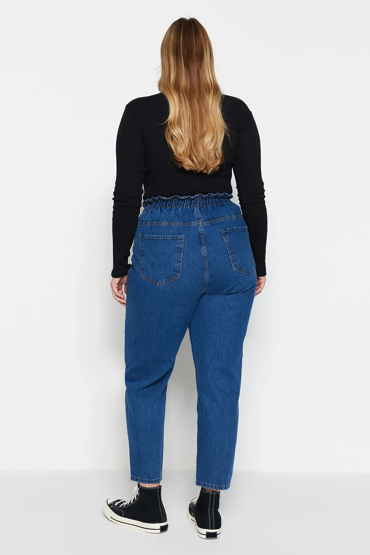 Trendyol Curve  Blaue Mom-Jeans mit hoher Taille und elastischem Bund TBBAW23JE00002