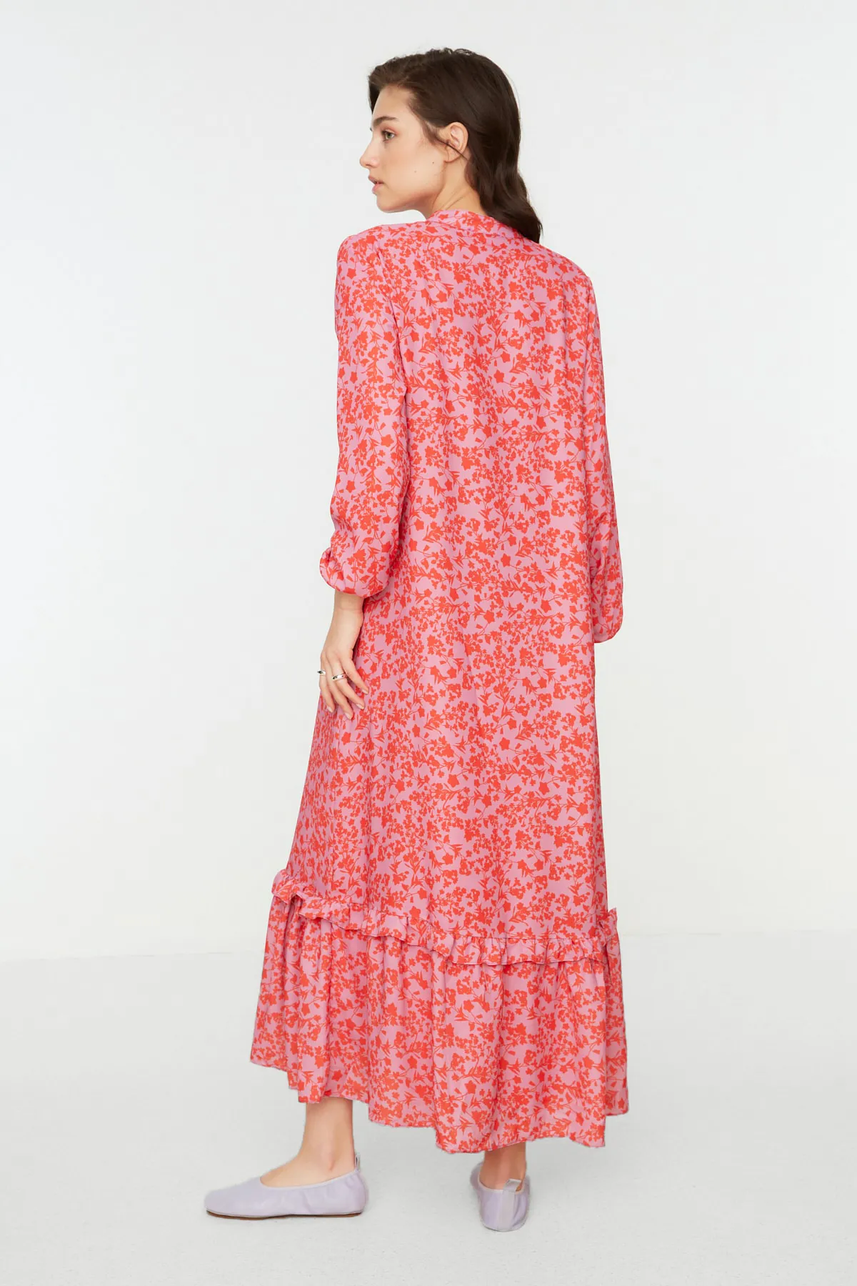 Trendyol Modest  Rotes, gewebtes Kleid mit Blumenmuster, halber Knopfleiste und Rüschenspitze, gefüttert TCTSS21EL3353